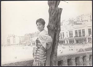Spagna 1950, Località Balneare, Donna poggiata su albero, Fotografia vintage
