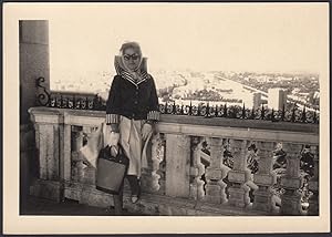 Spagna 1960, Madrid, Scorcio Giardini Reali, Donna in abito alla moda, Fotografia vintage