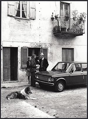 Legnano 1977, Scena di vita quotidiana, Fiat 128 parcheggiata, Cane, Animata, Fotografia vintage ...