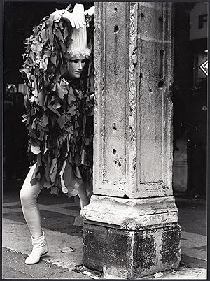 Legnano 1977, Uomo in costume dietro un pilone, Folklore, Fotografia vintage 18 x 24