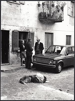 Legnano 1977, Scena di vita quotidiana, Fiat 128 parcheggiata, Cane, Animata, Fotografia vintage ...