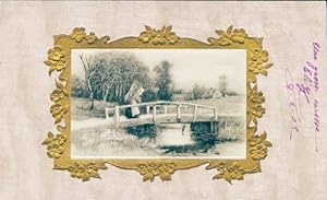 Präge Passepartout Ansichtskarte / Postkarte Frau trägt Holz, Brücke, Fluss