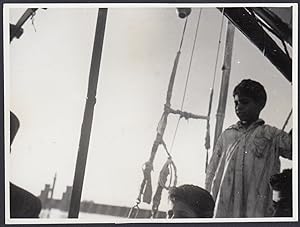 Egitto 1950, Il Cairo, Bambino Tipico del luogo su barca, Fotografia vintage