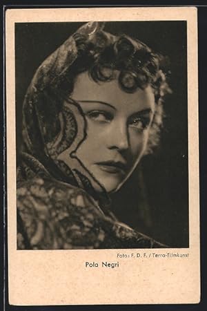 Ansichtskarte Schauspielerin Pola Negri über Schulter blickend