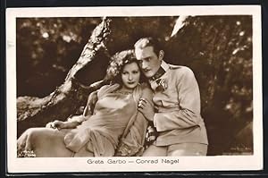 Ansichtskarte Schauspieler Greta Garbo und Conrad Nagel geniessen Zeit im Grünen