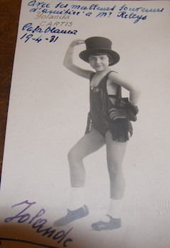 Black & White Postcard with signed dedication to Henri Rellys, signed by Yolanda Cartis.