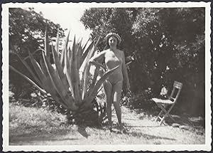 Donna in costume con cappello tra verde vicino spiaggia - Foto vintage