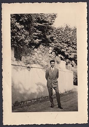 Italia 1950 - Uomo elegante in posa su strada - Fotografia vintage