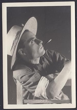Uomo seduto con cappello in posa artistica, Moda maschile, 1950 foto