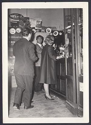 Italia 1960, In attesa al bancone del Bar, Fotografia epoca Vintage photo