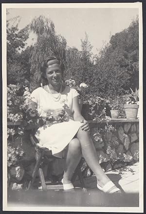 Donna seduta in giardino tra verde e Dolomiti - 1950 Foto vintage