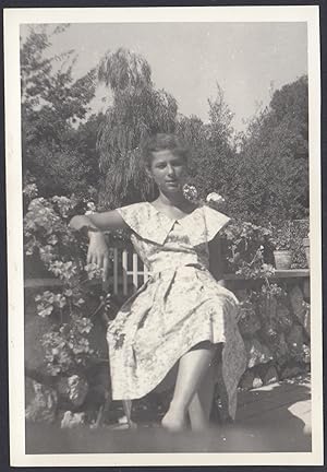 Donna seduta in giardino tra verde e Dolomiti - 1950 Foto vintage
