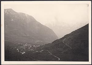 Panorama generale paese in montagna da identificare, 1950 Fotografia vintage