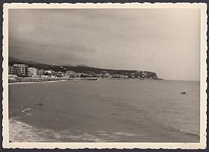 Luogo di mare da identificare, Panorama generale, 1950 Fotografia vintage