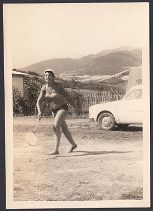 Donna gioca a tennis in costume da mare, 1950 Fotografia vintage
