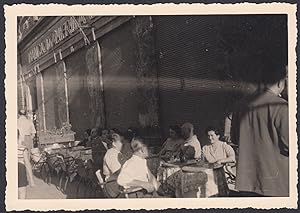 Sanremo, Aperitivo time davanti Banca d'America, 1950 Fotografia vintage