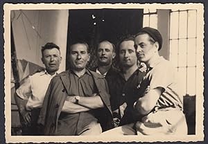 Amici in posa con le braccia conserte, 1950 Fotografia vintage, Old Photo