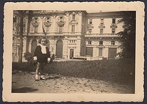Bambina elegante in posa davanti edificio di prestigio, 1940 Fotografia vintage