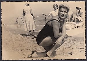 Bellaria 1957 - Donna in costume in ginocchio su spiaggia - Pin up - Fotografia vintage