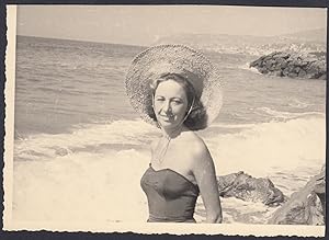 Donna con cappello e costume in spiaggia, 1950 Fotografia vintage