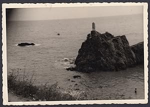 Luogo di mare da identificare, Faro sulla scogliera, 1950 Fotografia vintage