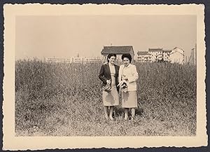 Italia, Donne in posa con scorcio di paese, 1950 Fotografia vintage