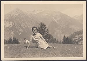 Giovane donna seduta su prato in montagna, 1950 Fotografia vintage, Old Photo