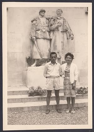 Italia, Coppia davanti monumento da identificare, 1950 Fotografia vintage
