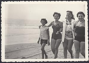 Caorle, Donne a passeggio in spiaggia, 1954 Fotografia vintage, Old Photo