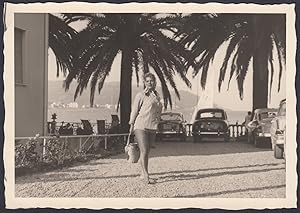 Diano Marina, Bellissima e statuaria donna, Pin up, Auto parcheggiate, 1960 Fotografia vintage