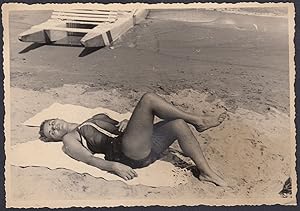 Bellaria 1957 Donna in costume stesa su sabbia con gambe accavallate, Pin up, Fotografia vintage