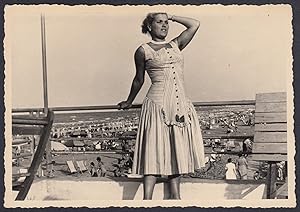Riccione 1957 - Moda - Fashion - Pin up - Donna sul lungomare - Fotografia vintage