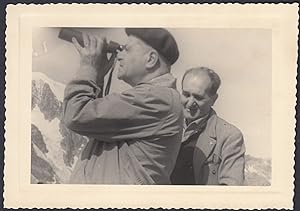 L'osservatore con il cannocchiale in montagna, 1950 Fotografia vintage