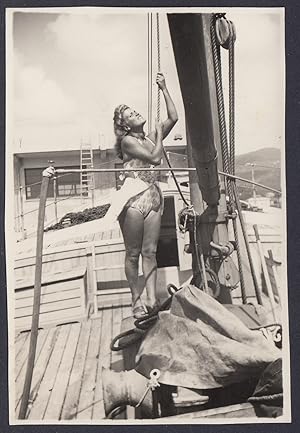 Liguria, Meravigliosa donna in costume issa le vele, Pin up, 1950 Fotografia vintage