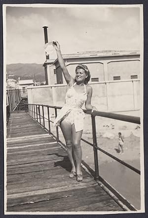 Liguria, Meravigliosa donna in costume su pontile, Pin up, 1950 Fotografia vintage