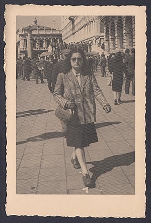 La passeggiata domenicale nel centro città, 1950 Fotografia vintage