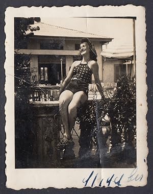 Paola in tenuta estiva seduta su muretto del Bar, 1941 Fotografia vintage