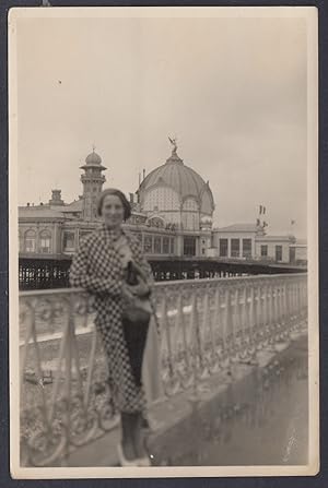 Donna elegnte, Moda, Fashion, Scorcio panoramico con Cupola di luogo da identificare, 1940 Fotogr...