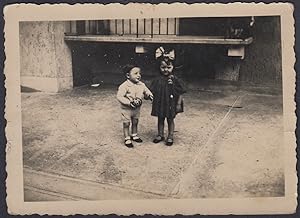 Fratellino con la palla e sorellina con fiocco su testa 1930 Fotografia vintage