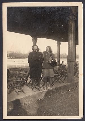 Due giovani donne all'ippodromo, 1930 Fotografia epoca, Vintage photo