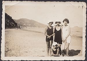 Liguria, Amiche in spiaggia con costume da bagno, 1930 Fotografia vintage