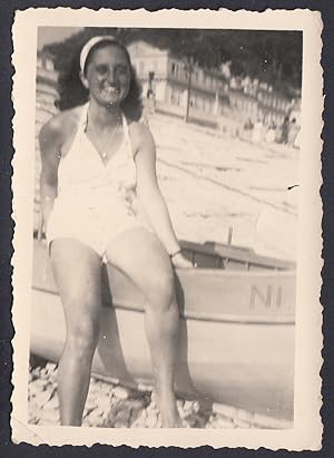 Nizza, Francia, Giovane donna seduta su barca, 1949 Fotografia vintage