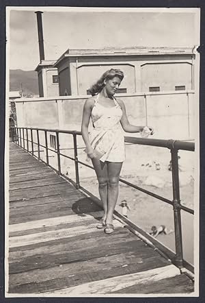 Liguria, Meravigliosa donna in costume su pontile, Pin up, 1950 Fotografia vintage