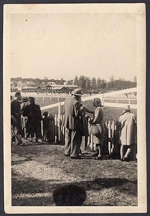 Pubblico assiste a corsa cavalli all'Ippodromo, 1940 Fotografia vintage