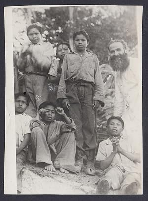 Missionario con piccoli fedeli asiatici, 1950 Fotografia vintage, Old Photo
