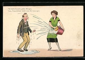 Ansichtskarte Grimmig schauende Frau schüttet einen Eimer Wasser über ihren Mann