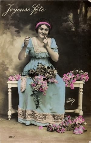 Ansichtskarte / Postkarte Glückwunsch, Frau in blauem Kleid, Blumen, Sitzbank