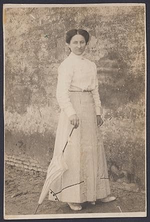 Donna elegante con ombrello, Moda, Fashion, 1912 Fotografia vintage, Old Photo