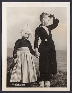 Volendam, Paesi Bassi, Bambini in costume tipico, 1950 Fotografia vintage