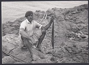Ilha do Sal, Capo Verde, Pescatore con pesce in mano, 1958 Fotografia vintage